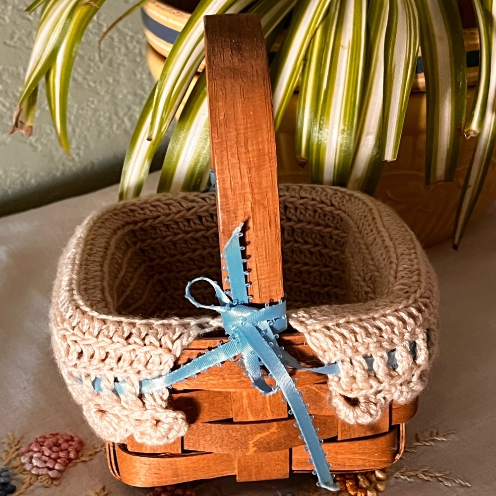 1985 Longaberger Handwoven Basket w/ Crochet Liner & Blue Ribbon Accent